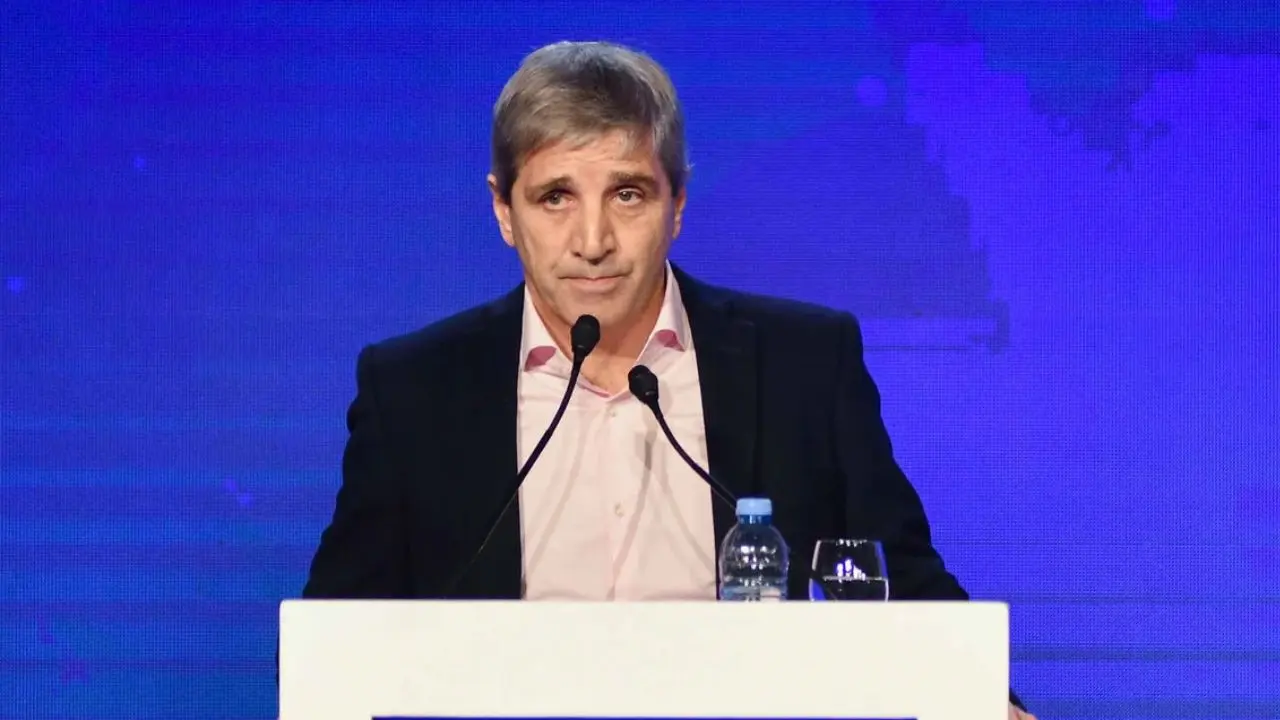 Mientras sostiene el crawling peg mensual del 2%, Caputo