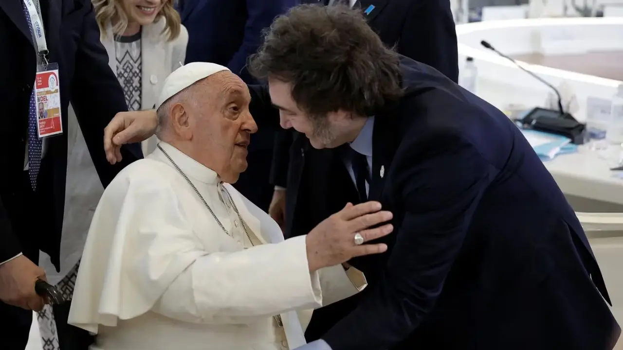 El saludo de Milei con el Papa Francisco. El encuentro rápidamente se viralizó en las redes sociales