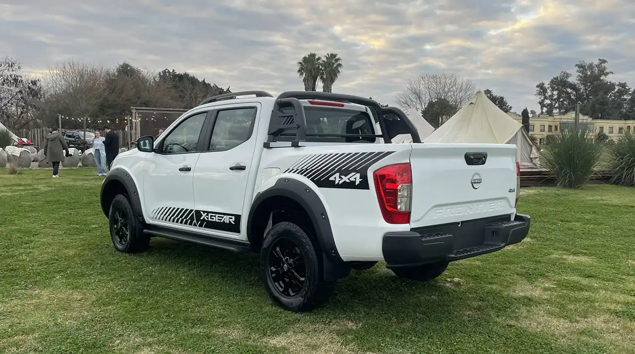 La Nissan Frontier X-Gear luce combinación blanca y gris con negro.