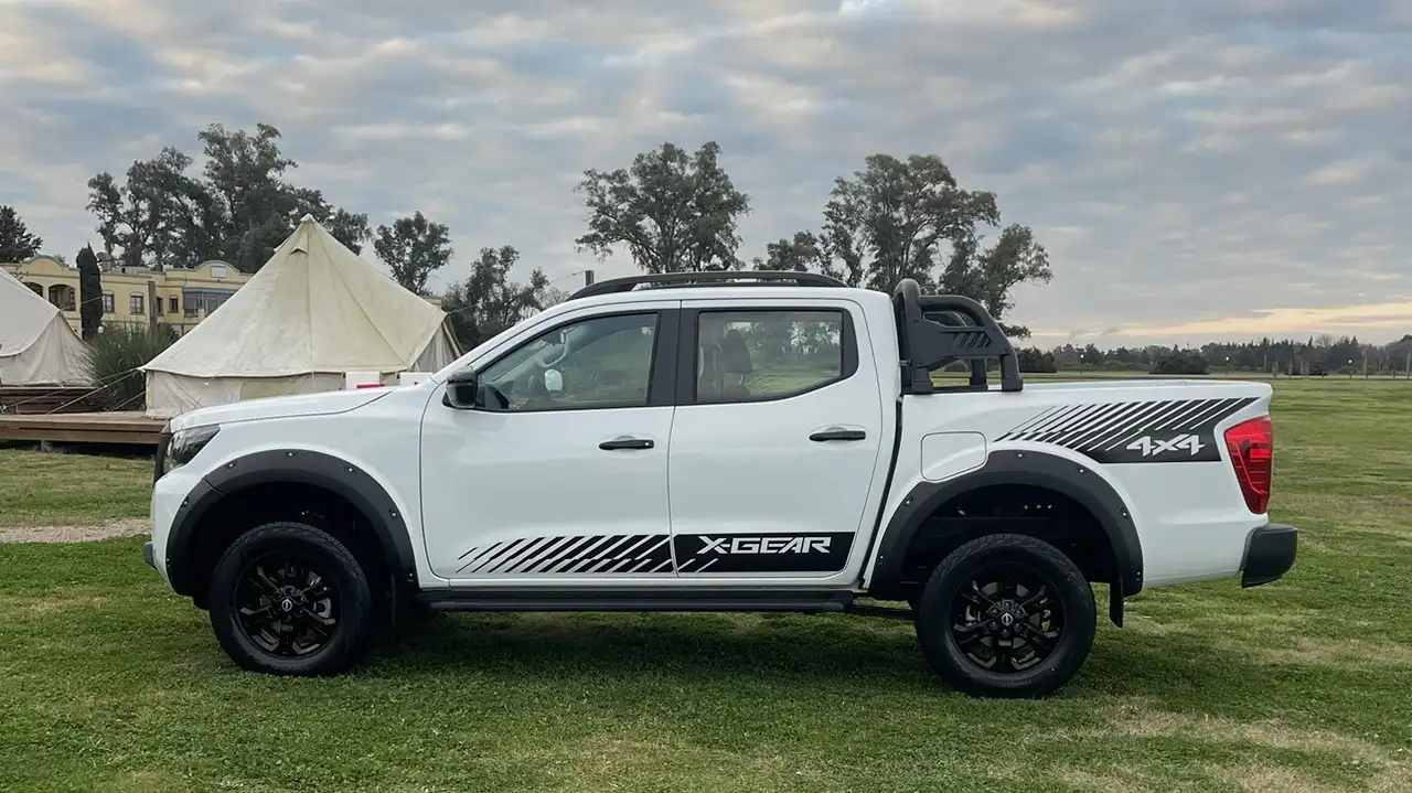 La Frontier X-Gear cuenta con detalles especiales en su lateral.