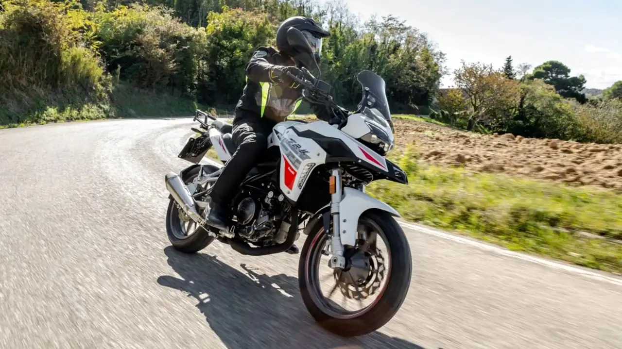 Benelli TRK, con buena posición de manejo.