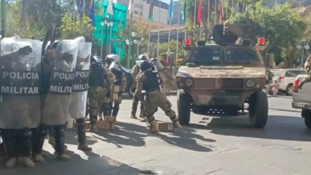 La movilización militar fue también criticada por la exmandataria conservadora Jeanine Añez, rival política de Arce.