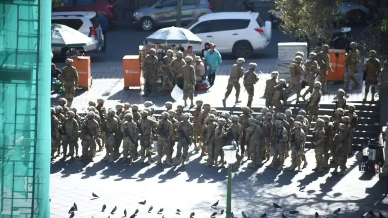 El comandante general del Ejército, Juan José Zúñiga, se presentó en el lugar en una tanqueta y armado, según la prensa local.