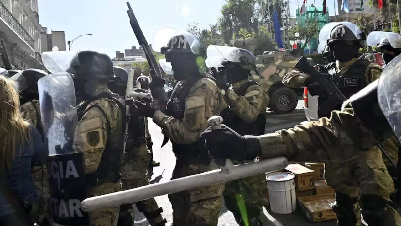Tanquetas y personal militar se apostaron alrededor del kilómetro cero de la sede de gobierno,