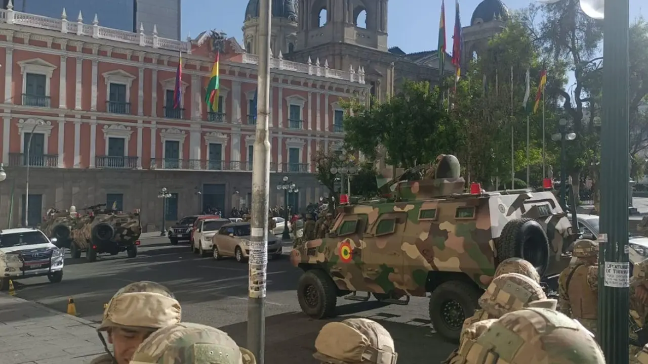 Tanques y camiones del ejército circularon por las calles