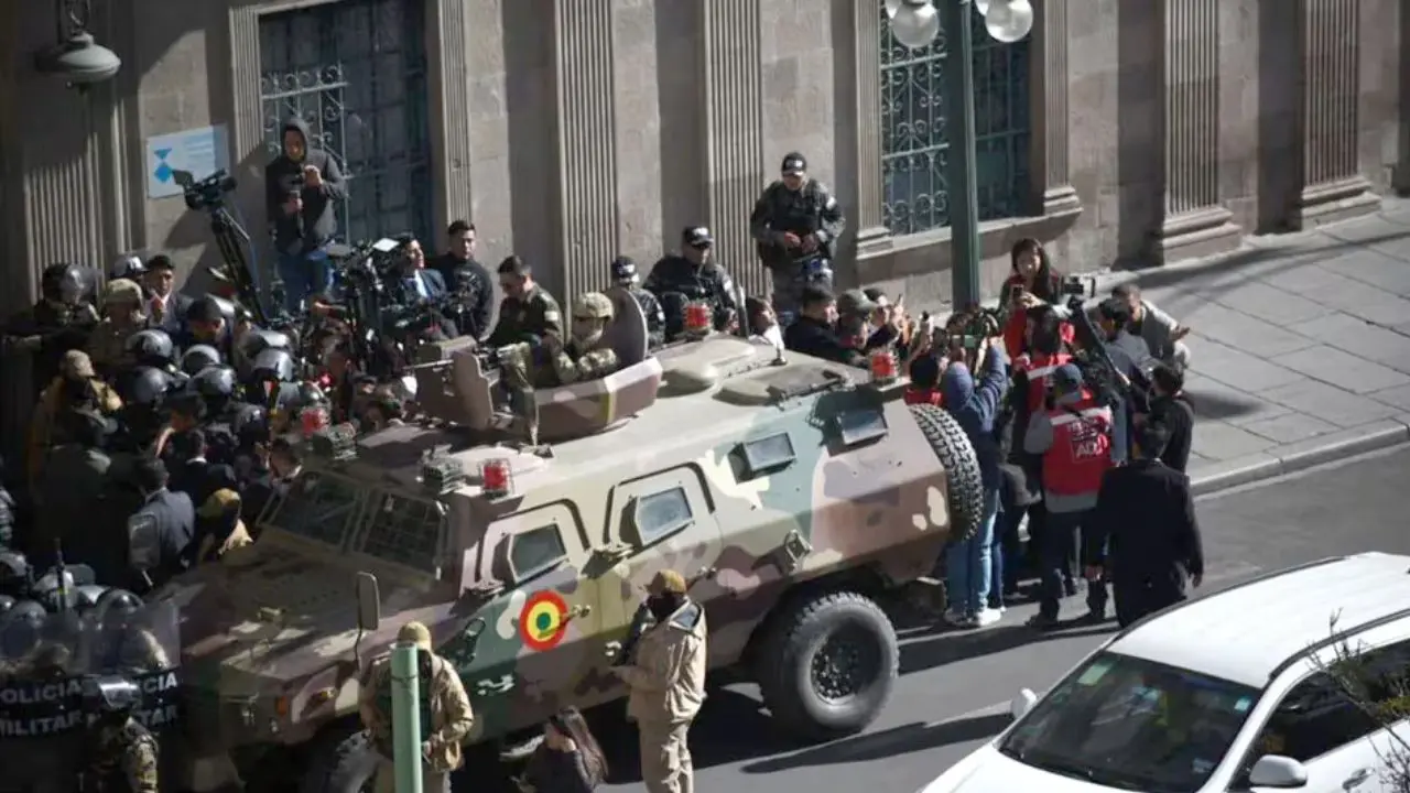 Las fuerzas armadas se reunieron en La Paz, según videos compartidos en las redes sociales, 