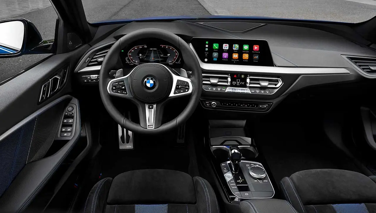 El BMW Serie 1 tiene tela en la versión inicial, y su tapizado cambia con otras paquetes más completos.