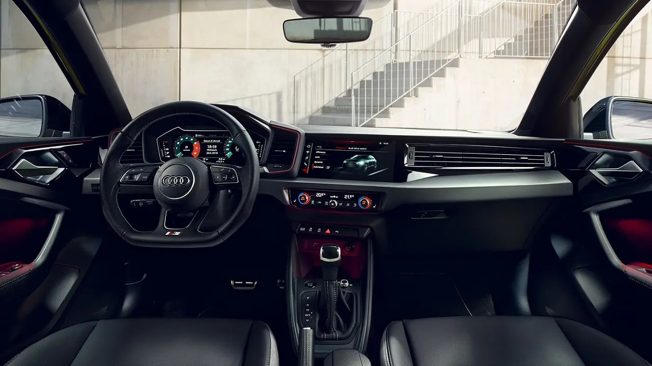 El Audi A1 tiene una pantalla integrada en el panel y detalles que cambian según la versión.