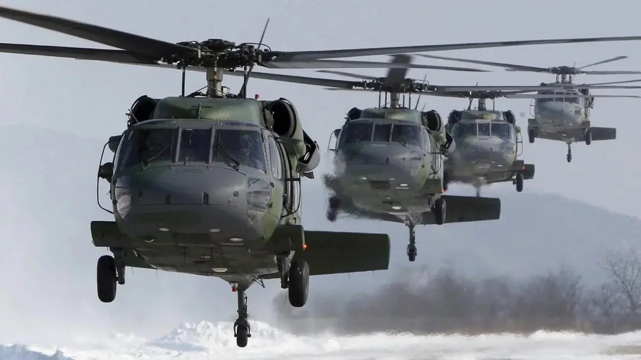 cuatro helicóteros black hawk volando uno atras de otro en fila
