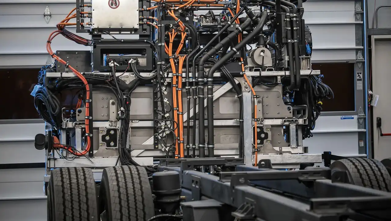 El chasis de Mercedes Benz puede llevar hasta 6 baterías.