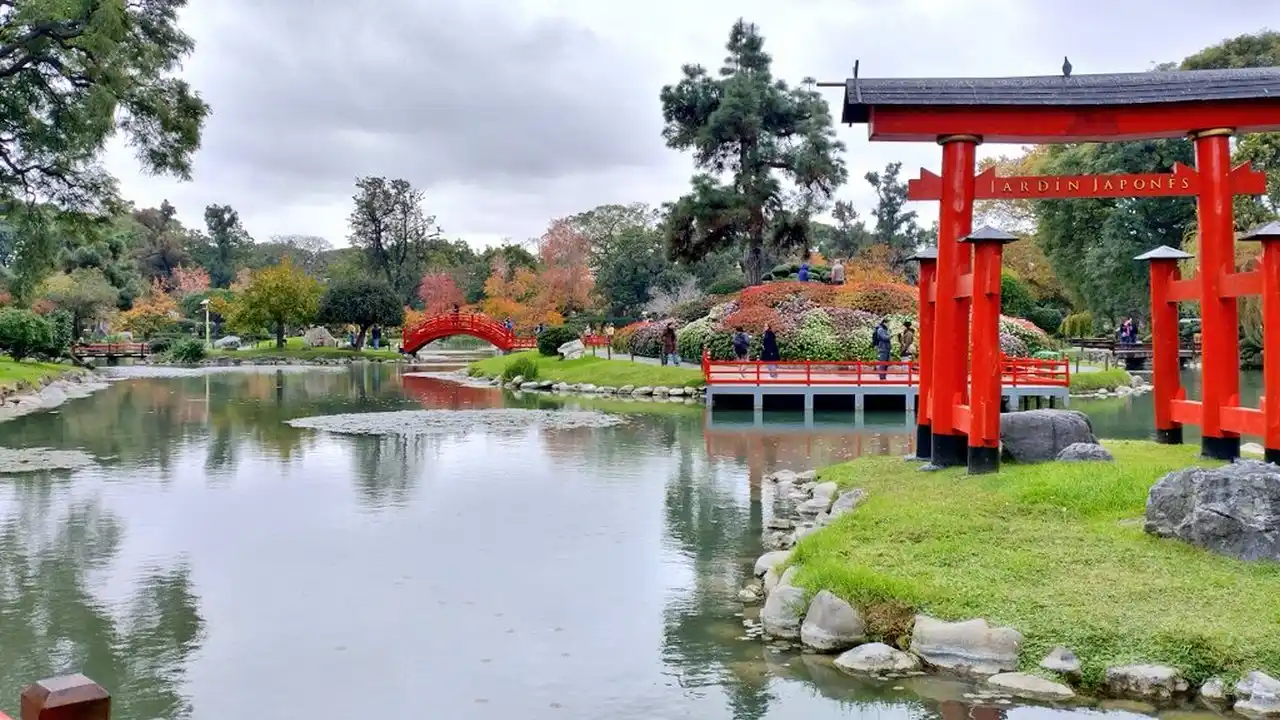 El jardín alberga una gran variedad de plantas y animales, incluyendo peces koi, tortugas, aves y mariposas.