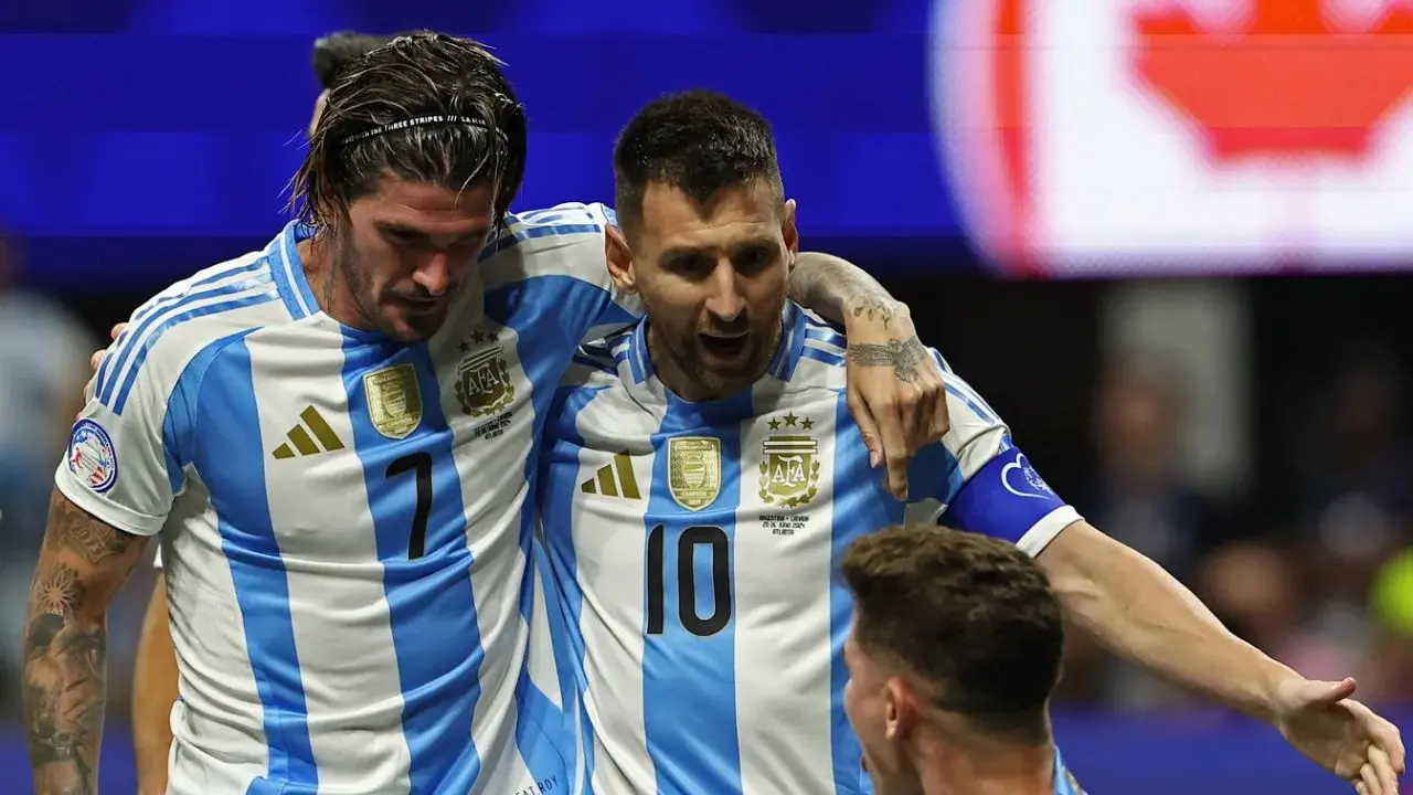 Messi celebra un gol en la Copa América junto a De Paul y Julián Alvarez.