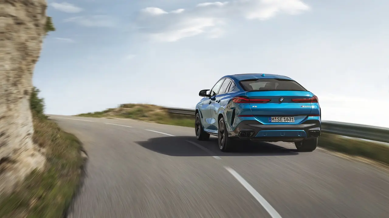 El BMW tiene silueta coupé.