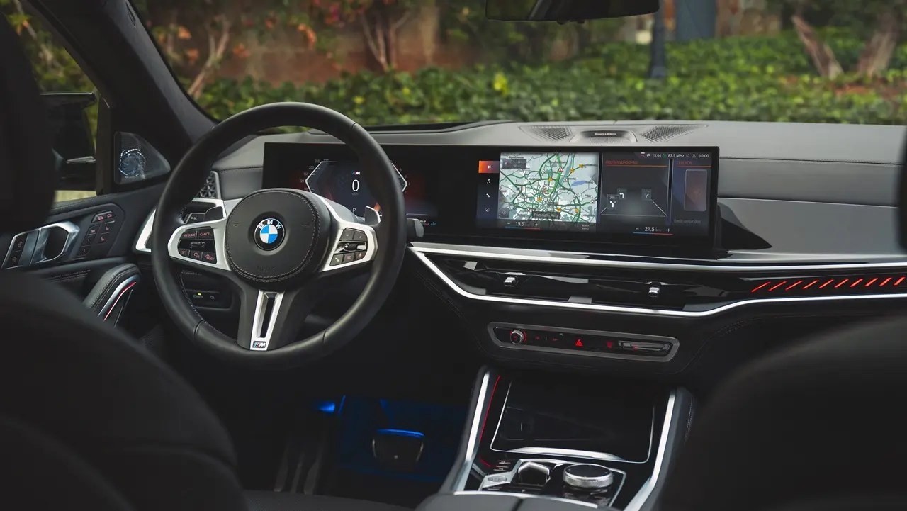 El BMW tiene un interior con pantalla de 12 pulgadas.