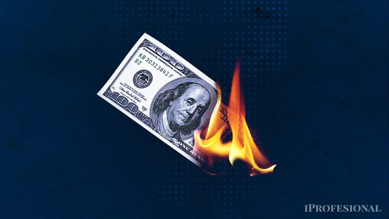 El dólar blue cerró el jueves a un récord de $1.465 y en lo que va de julio trepa $100 