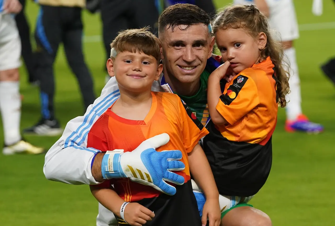 Emiliano Martínez celebró junto a su familia