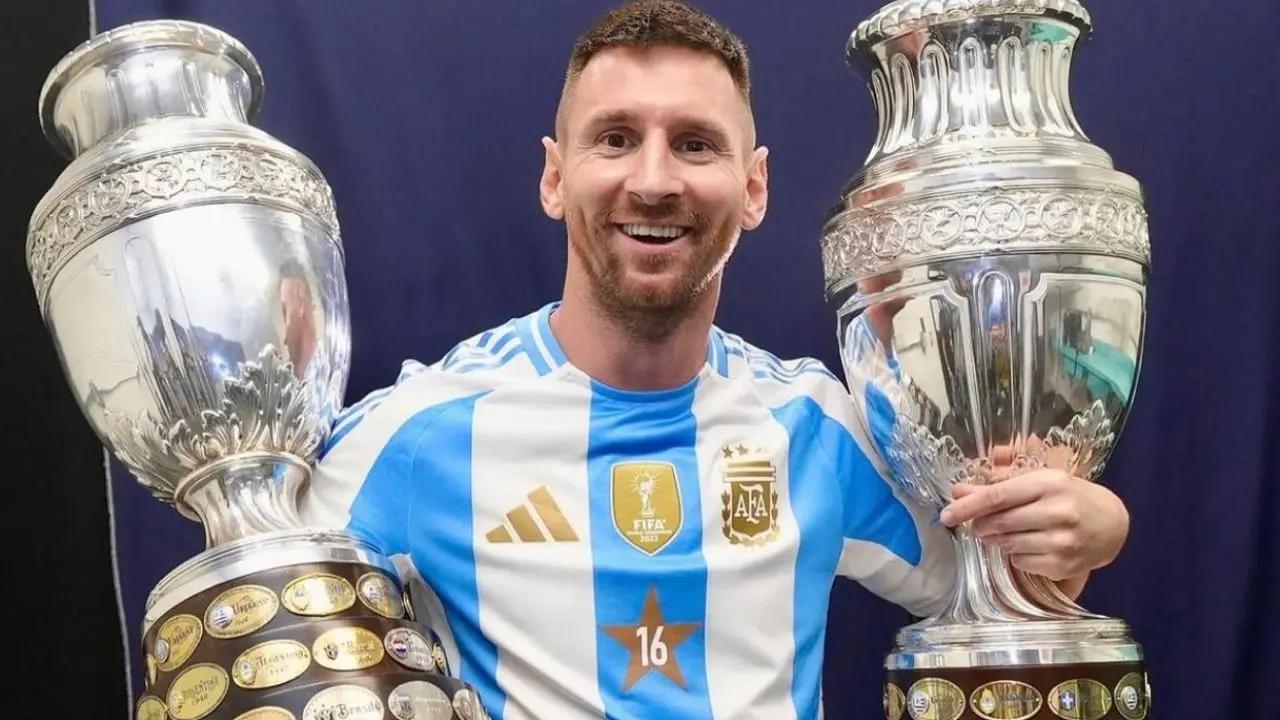 Lionel Messi con las dos copas América que ganó con la Argentina.