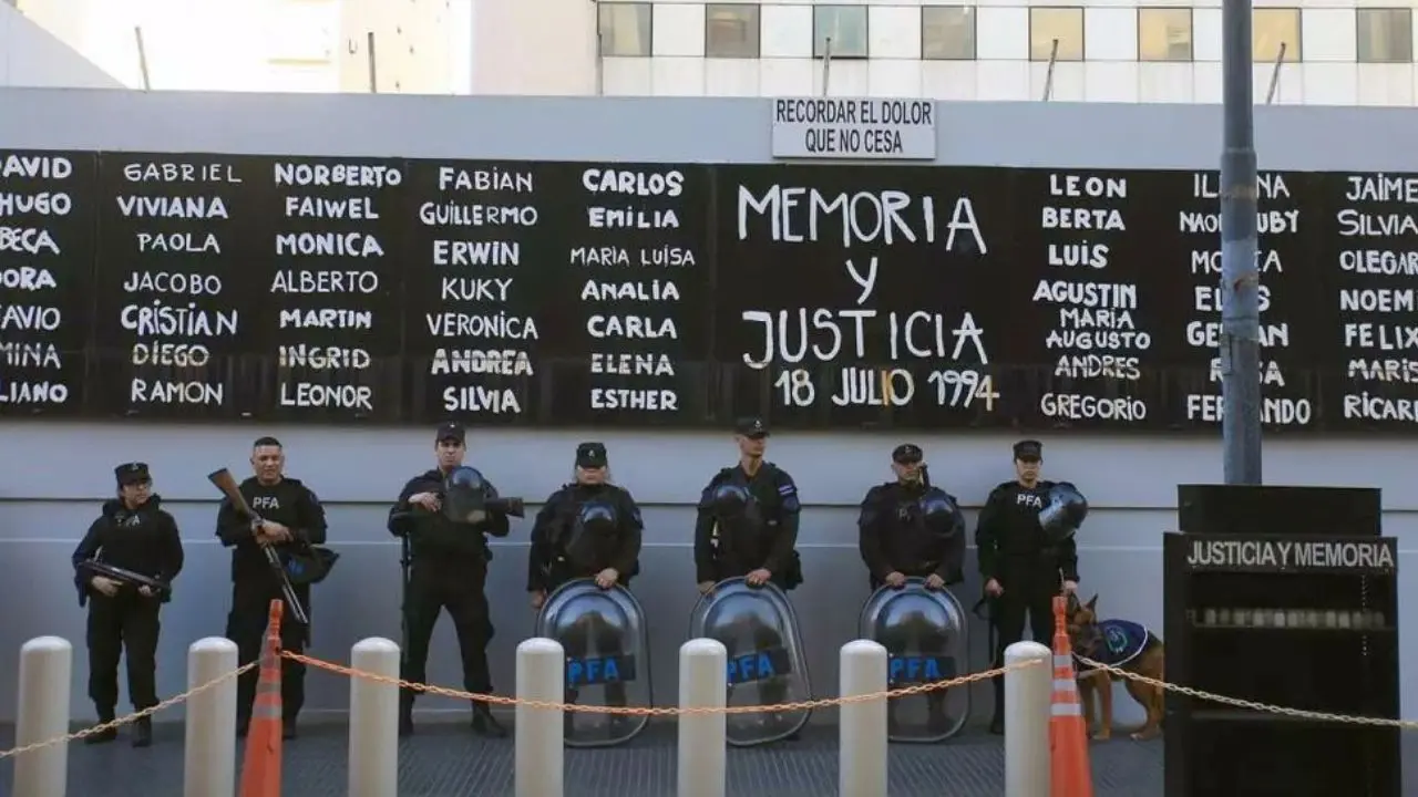 El juicio en ausencia que impulsa Milei apunta a condenar a los iraníes acusados por el atentado a la AMIA