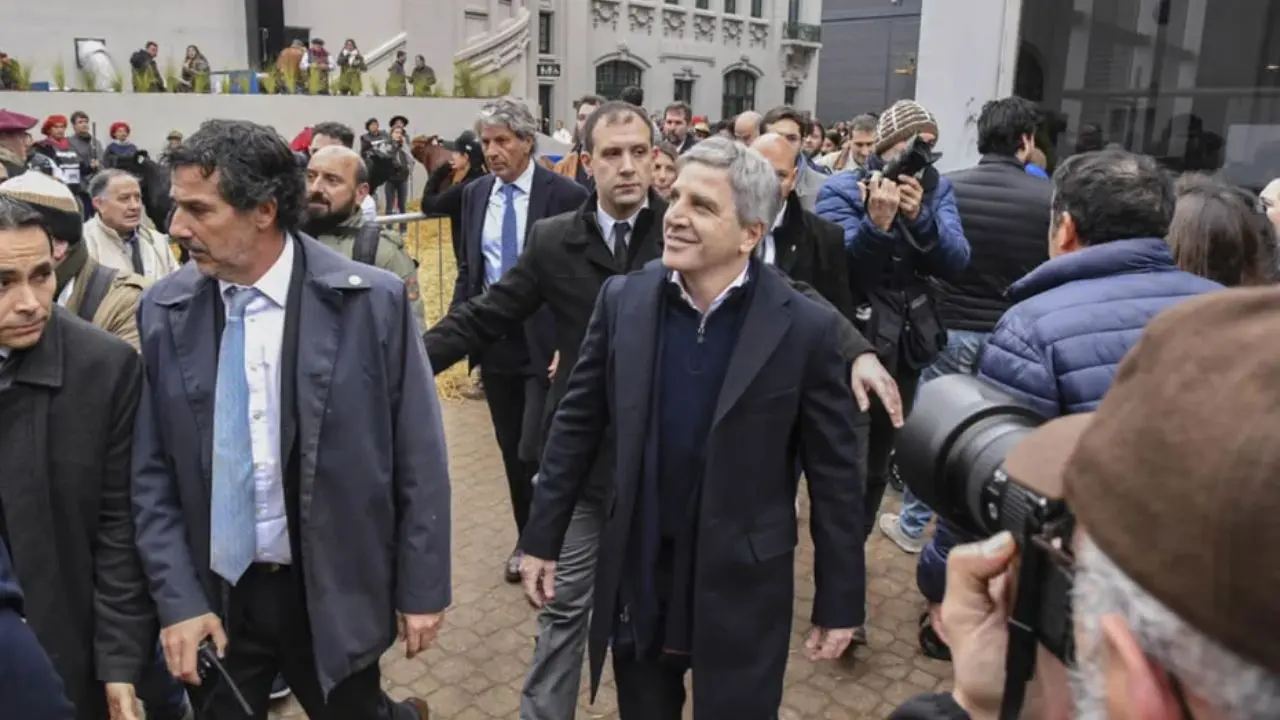 En su visita a La Rural, Luis Caputo dijo que le gustaría bajar las retenciones, pero para eso necesita superávit fiscal