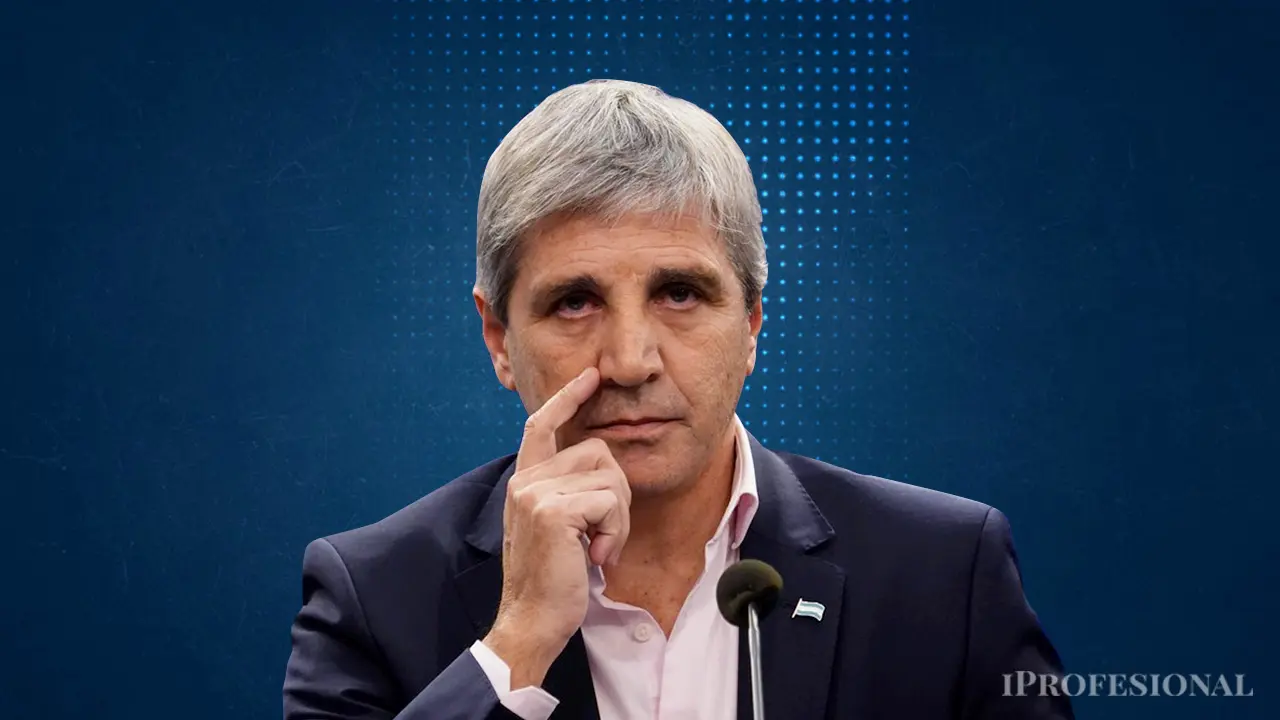 La calificadora Fitch cuestionó el plan de Luis Caputo y dijo que agrava la incertidumbre sobre las reservas