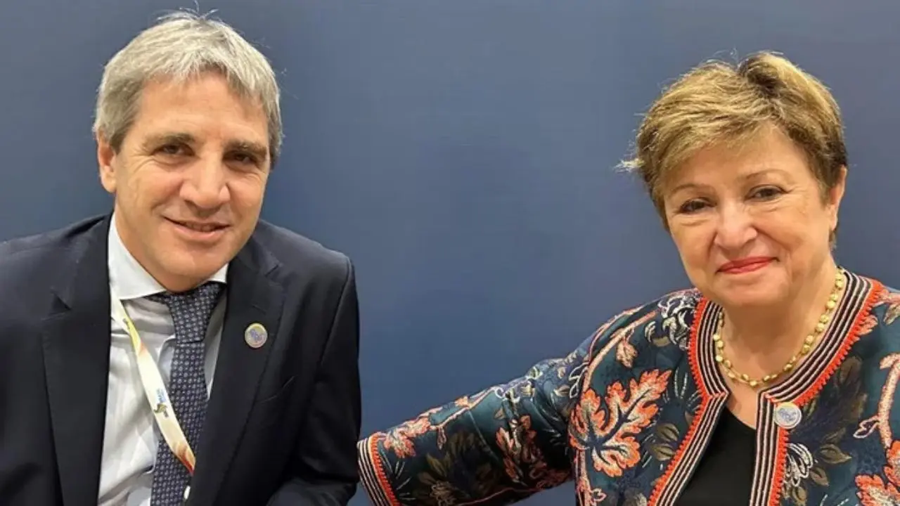 La foto de Caputo con Kristalina Georgieva que se difundió este jueves y los comunicados con mutuos elogios no alcanzaron para disipar la incertidumbre de los inversores