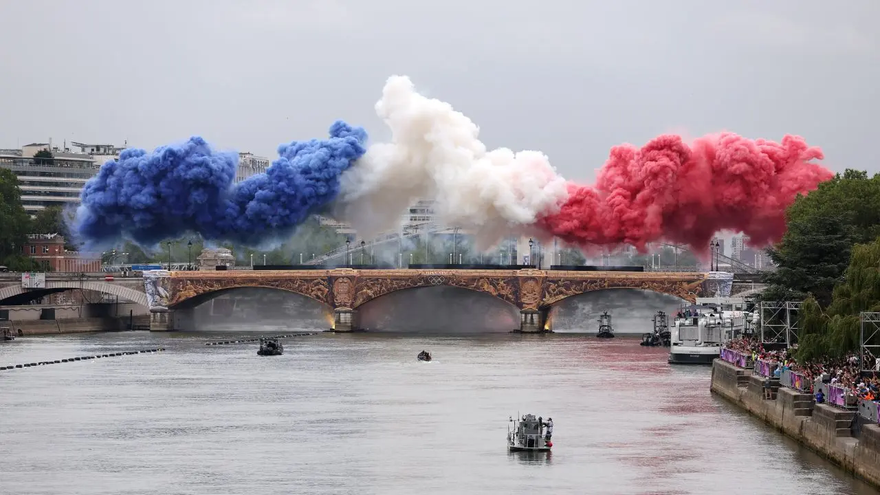 Los colores de la bandera de Francia sobre el río Sena, para dar inicio a la ceremonia de apertura de los Juegos Olímpicos