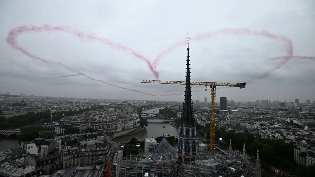 Otra de las impactantes imágenes de la ceremonia, con Notre Dame en primer plano