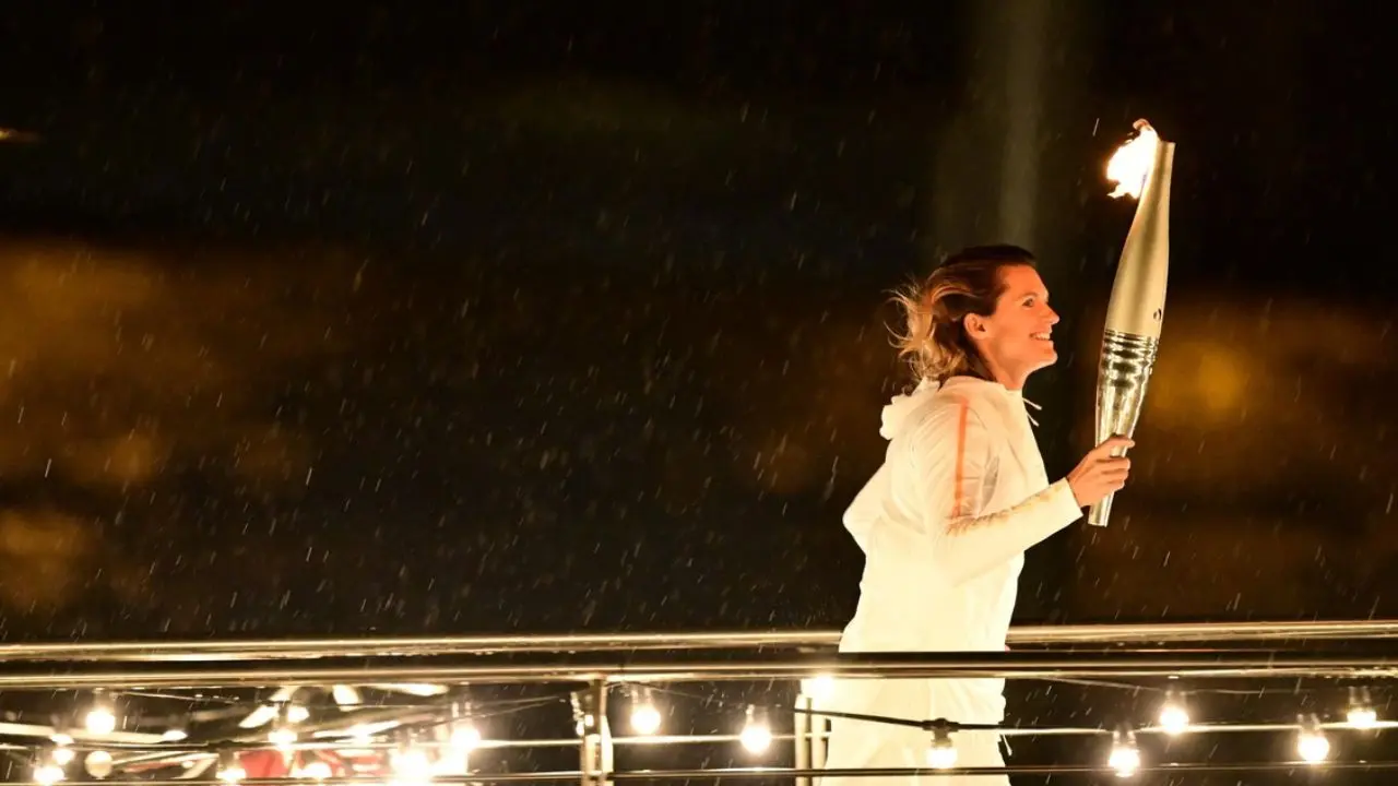 Amelie Mauresmo sostiene la antorcha olímpica 