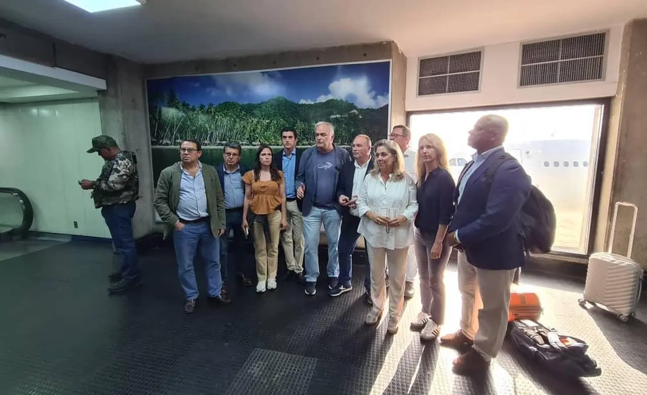 Maduro impidió el despegue de un avión con ex presidentes que viajaban a las elecciones de Venezuela