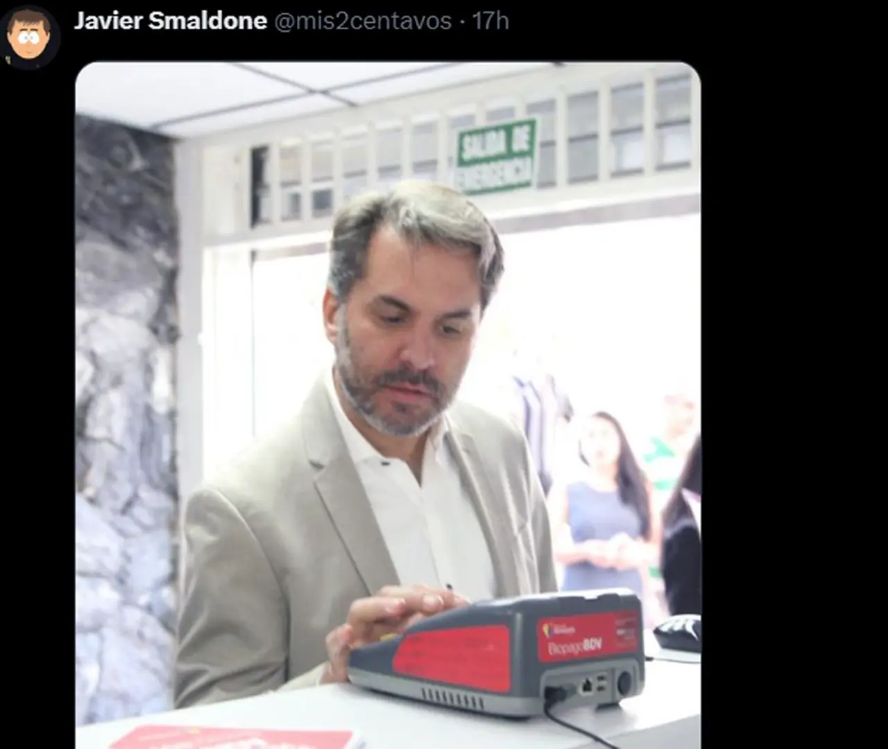 Guillermo San Agustín con una de las máquinas de ExClé.