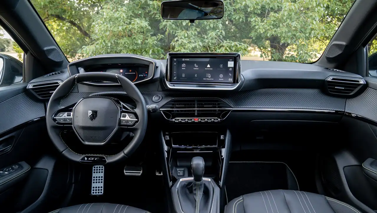 Por dentro, el nuevo Peugeot mantiene su diseño con volante chico y tablero cómodamente visible.