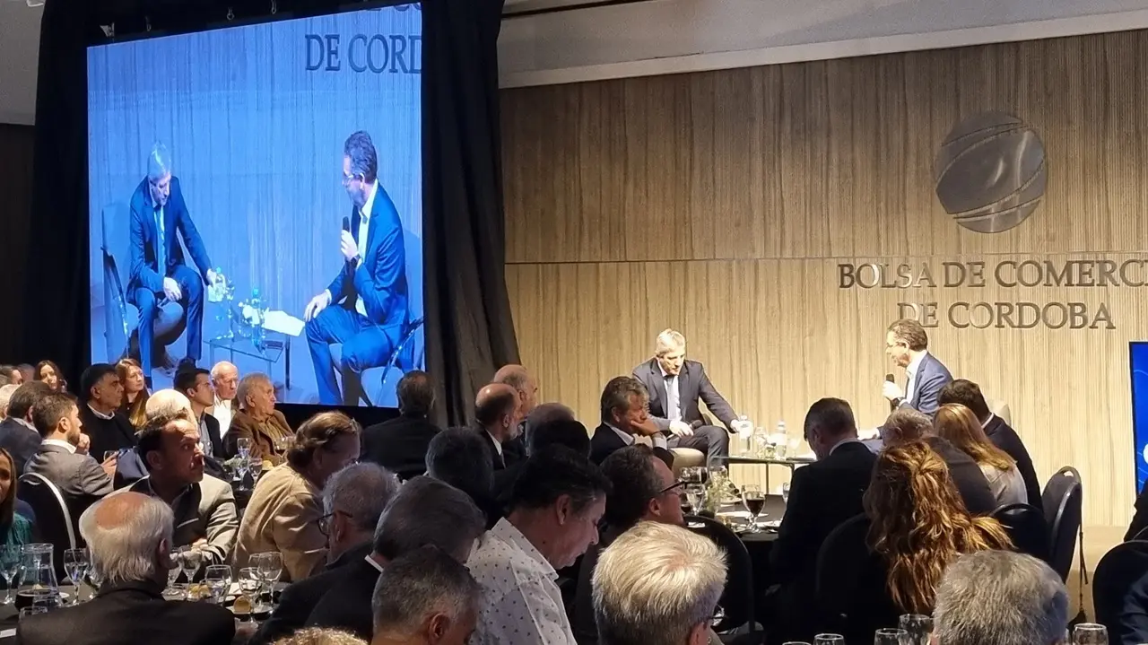 Junto con Guido Sandleris, Caputo expuso ante empresarios en Córdoba.