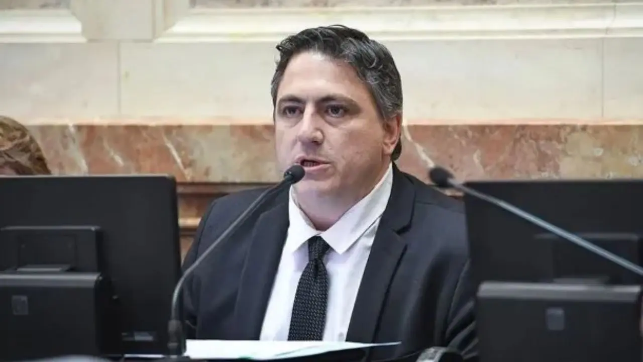 Un senador libertario se despegó del caso Adorni en medio de la interna de la LLA: "No pongo las manos en el fuego"