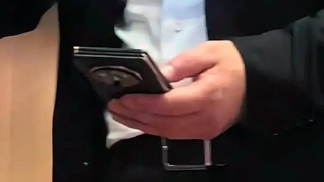 El jefe de dispositivos de consumo de Huawei, Yu Chengdong, con el celular de triple pantalla.