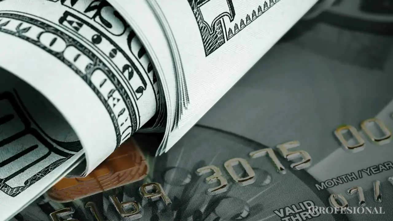 Consumos con tarjeta en el exterior: tras la eliminación del cepo, ¿conviene pagar en pesos o con dólares?