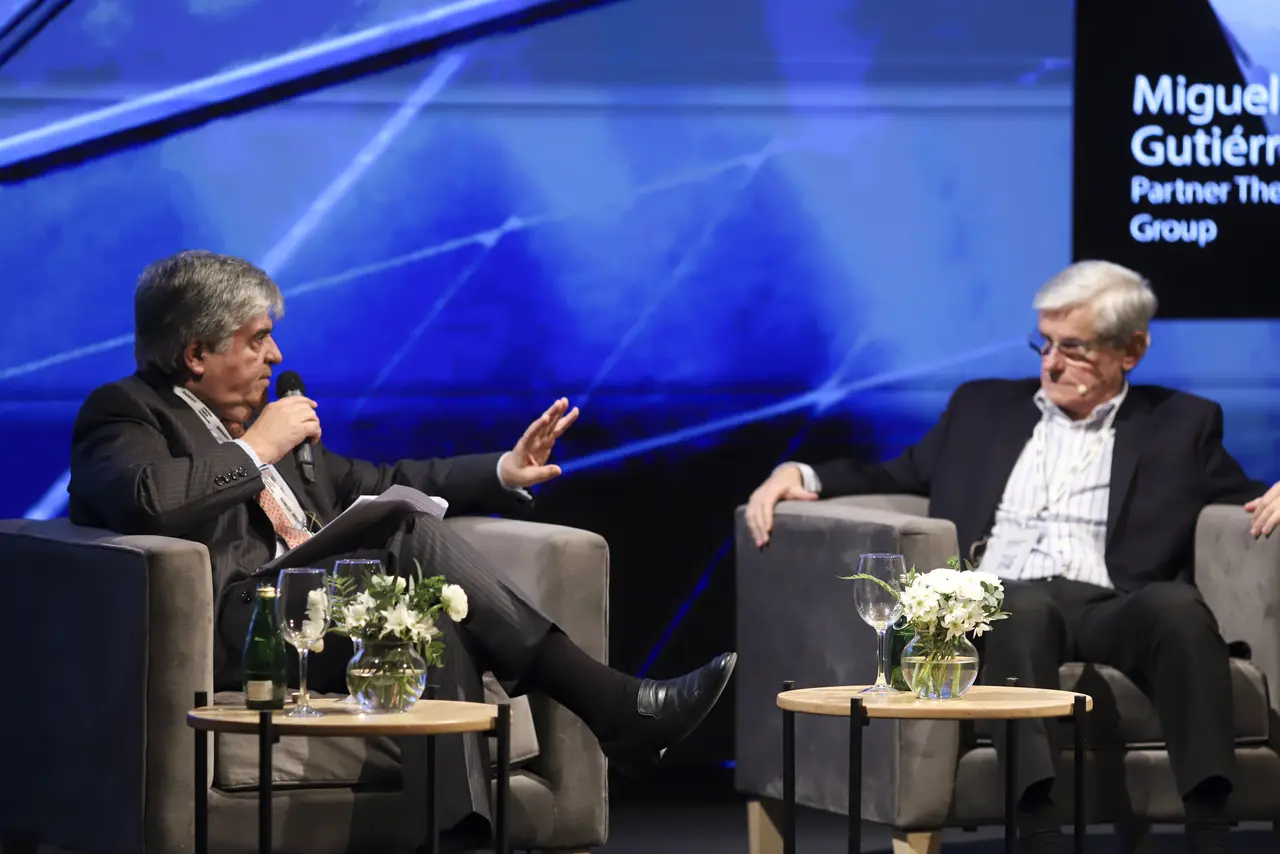 Miguel Gutiérrez, Partner del Rohatyn Group, y ex CEO de YPF, mantuvo una conversación con el académico Fernando Fragueiro, ex decano del IAE, la escuela de finanzas de la Universidad Austral.  Ambos compartieron visiones sobre el nuevo ciclo en el que se encuentra la Argentina y sus oportunidades en diferentes áreas