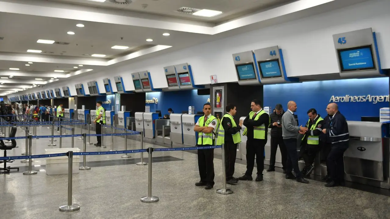 Paro de controladores: más de 8.000 pasajeros quedaron varados y esperan reubicación