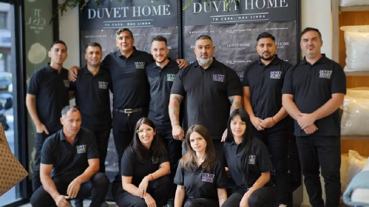 La empresa comenzó en 2013, en el barrio de Once sobre la calle Larrea al 400 donde estaban ubicados todos los comerciantes textiles de blanquería.