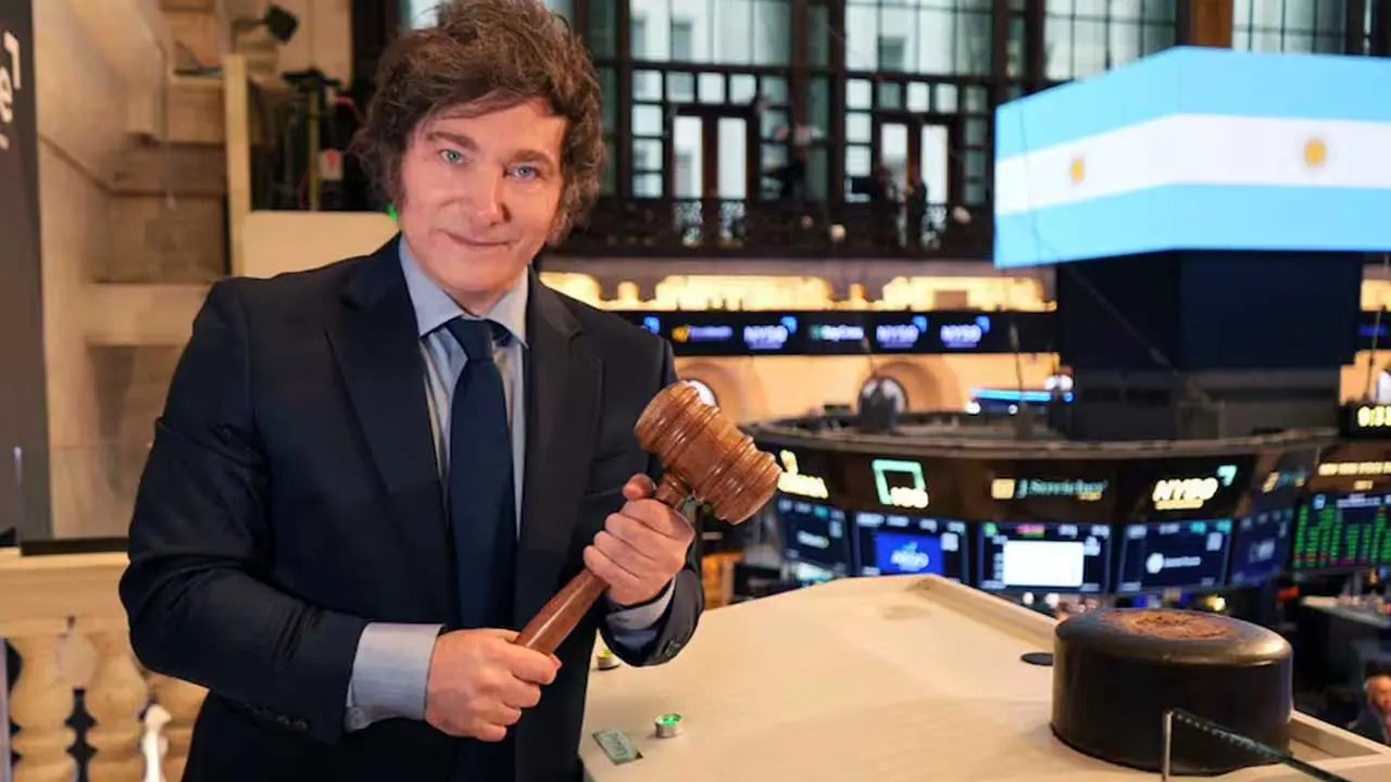 Foto de Javier Milei en Wall Street, difundida por la Presidencia de la Nación