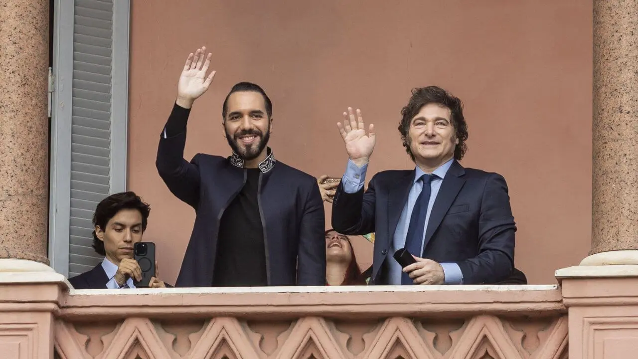 El presidente salvadoreño Nayib Bukele junto a su par argentino, Javier Milei