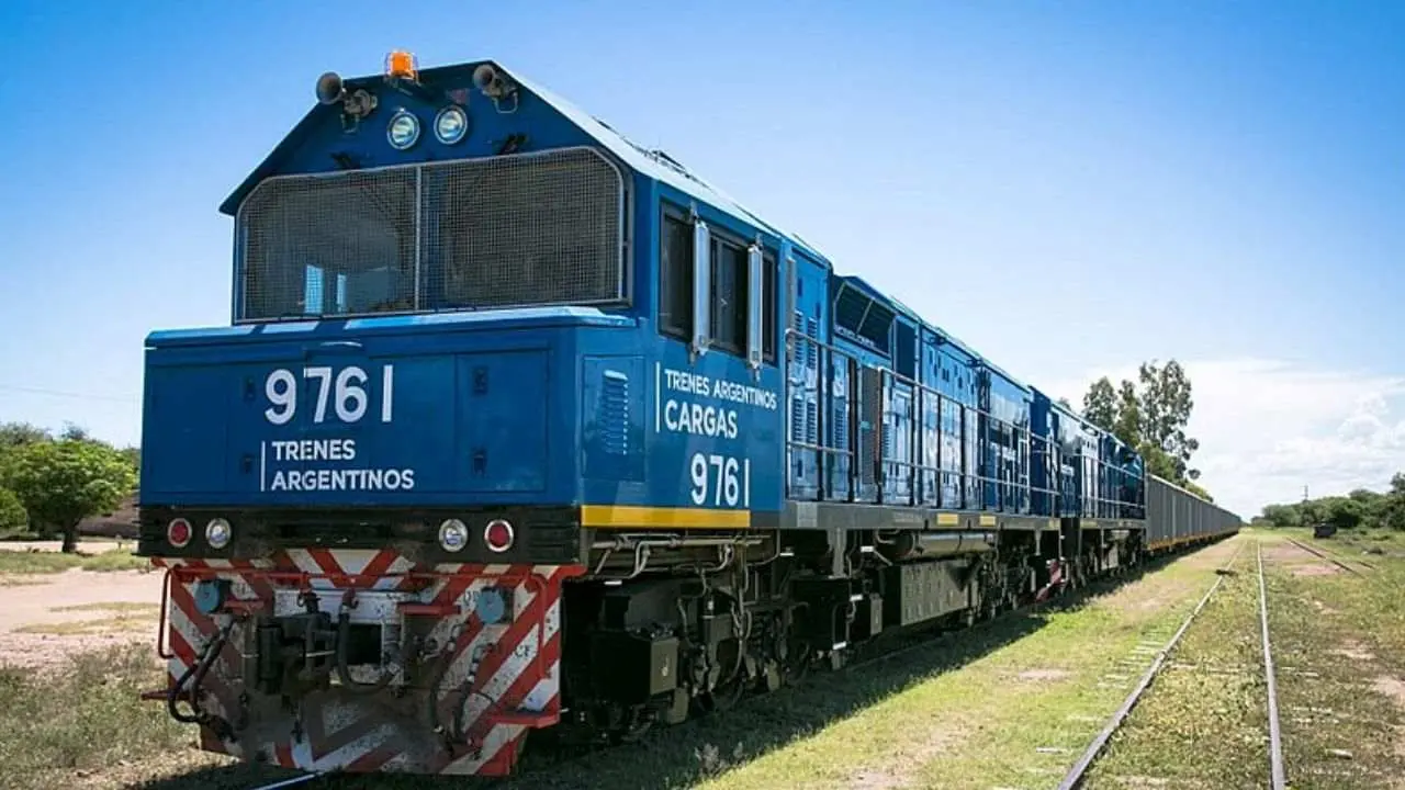 Una formación del tren del Belgrano Cargas color turquesa con la locomotora de frente