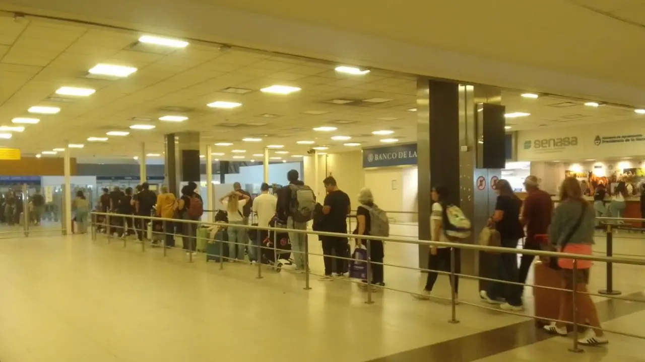Largas colas en Ezeiza por un paro de trabajadores de la Aduana