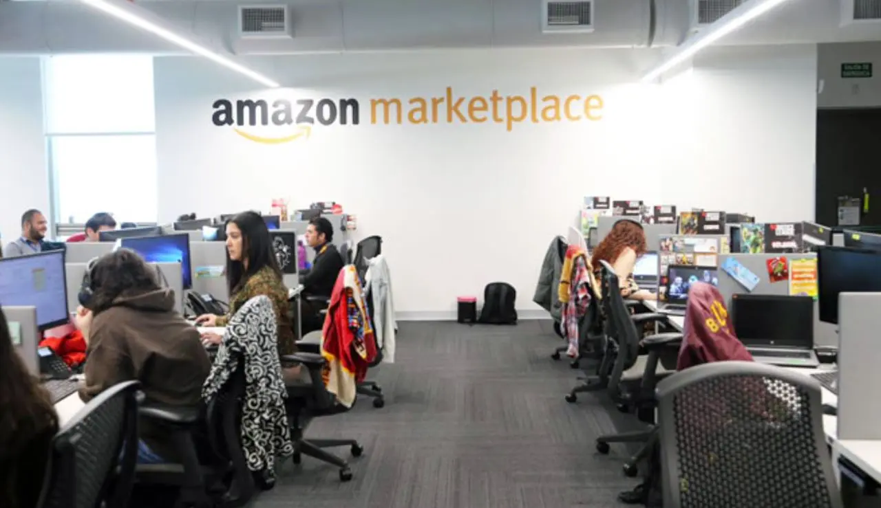 Oficina con empleados de Amazon