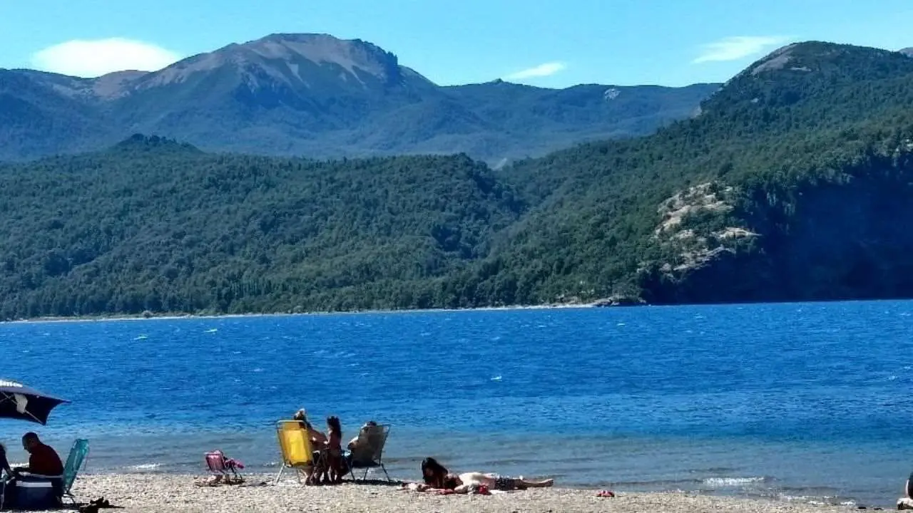La playa está ubicada entre San Martín de los Andes y Villa La Angostura