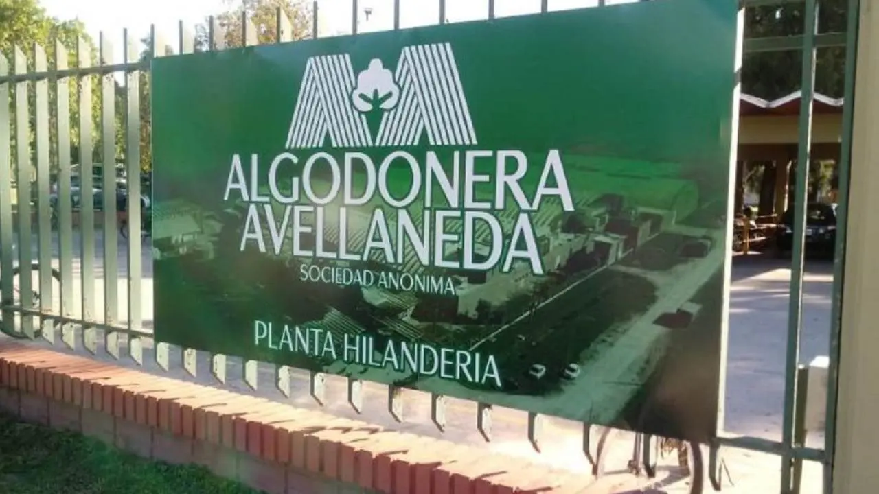 Cartel de Algodonera Avellaneda en el ingreso de la planta textil