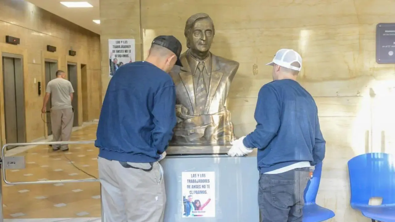 El Gobierno nacional ordena el retiro del busto de Néstor Kirchner de las oficinas de Anses