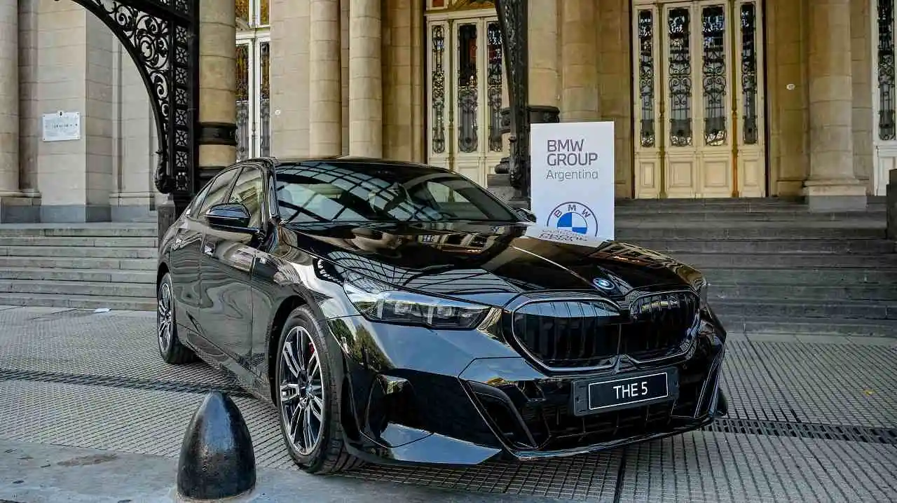 BMW Serie 5 sobre la calle imagen de tres cuartos. foto iprofesional.