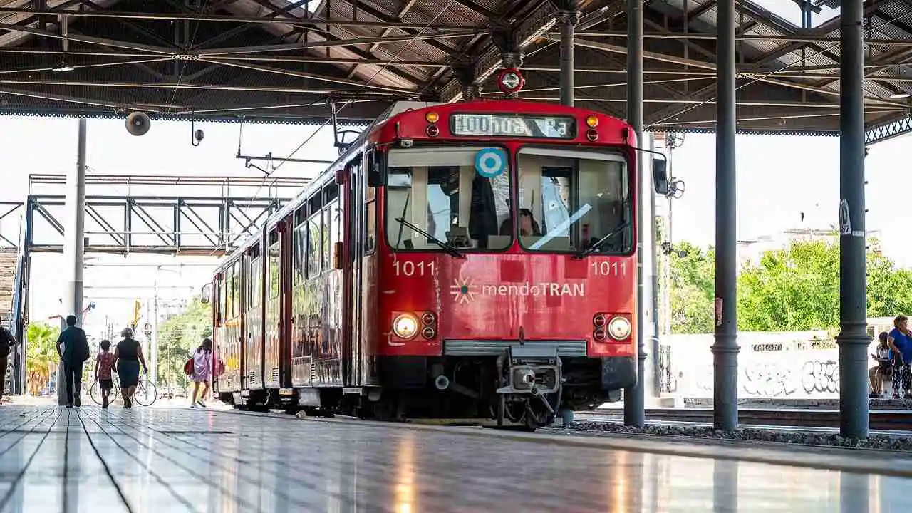Transporte público: el Metrotranvía de Mendoza cuenta con el primer sistema de pagos abiertos del país