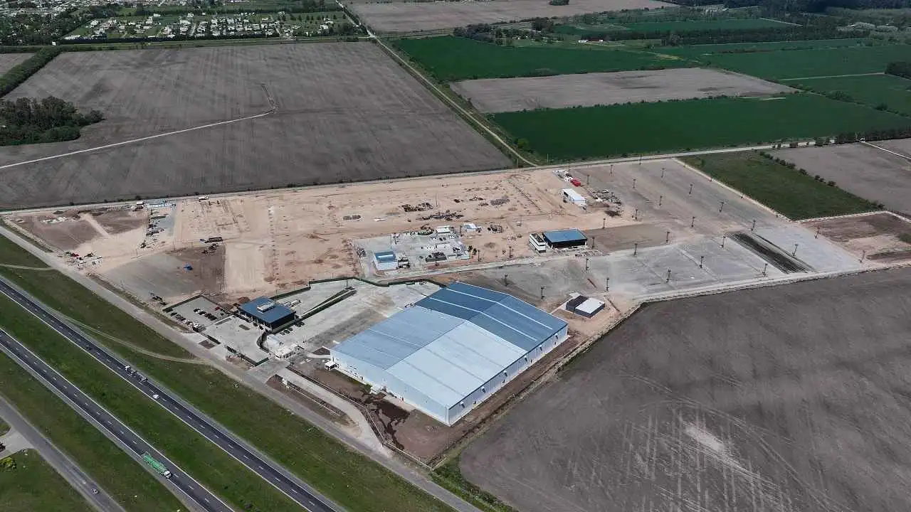 Mercedes Benz Camiones inaugura el Centro Logístico y pone fecha para la nueva fábrica