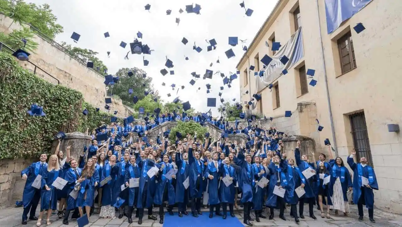 Egresados estudiar